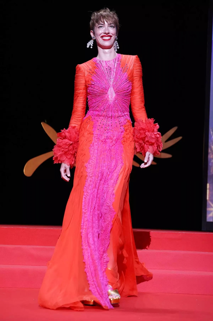 Nữ diễn viên Rebecca Hall gây ấn tượng với chiếc đầm như ngọn lửa rực cháy. 