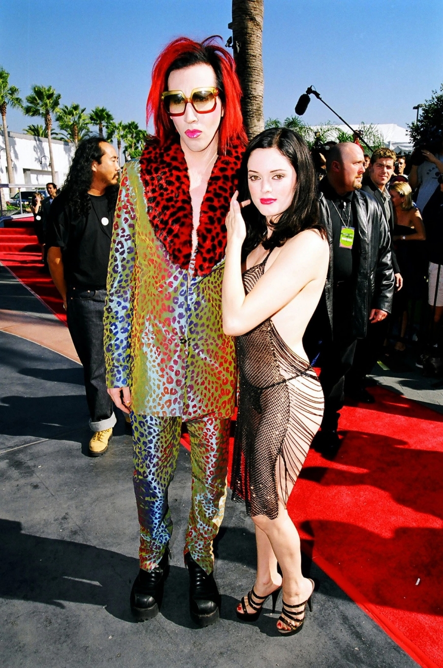 Đứng chung khung hình, Rose McGowan và Marilyn Manson đều nhận sự chỉ trích về trang phục của mình. Trong khi Rose mặc bộ suit da beo loè loạt thì Marilyn lại phản cảm với váy 'đánh cá' với nội y nhỏ xíu, lộ 80% da thịt.