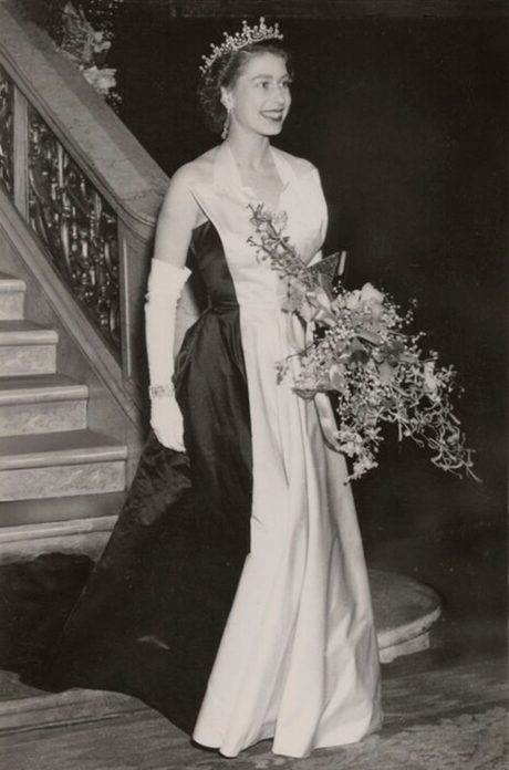 Nữ hoàng Anh trong thiết kế đầm hiện đại với sự kết hợp đầy phá cách, giúp bà trở thành biểu tượng thời trang hoàng gia Anh thời đại mới.