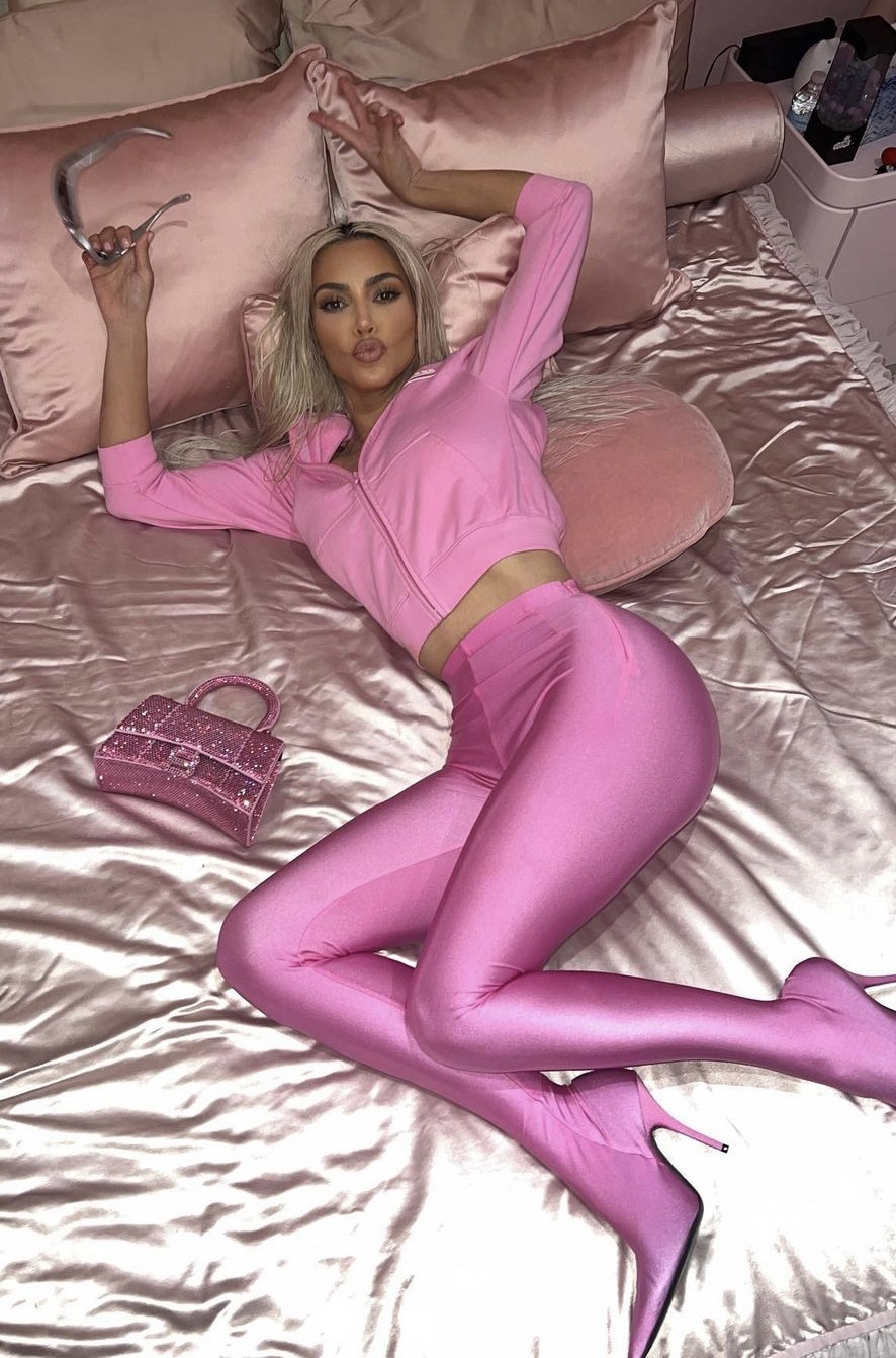 Kim Kardashian kết hợp thiết kế màu hồng với áo jacket croptop Y2K.