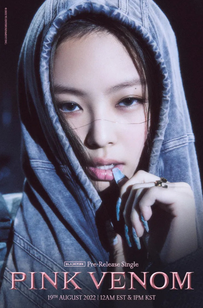 Trong poster của Jennie, chúng ta thấy makeup của cô nàng có thêm một đường kim loại ngang mặt. Dự đoán đây cũng có thể là trend make-up của tương lai.