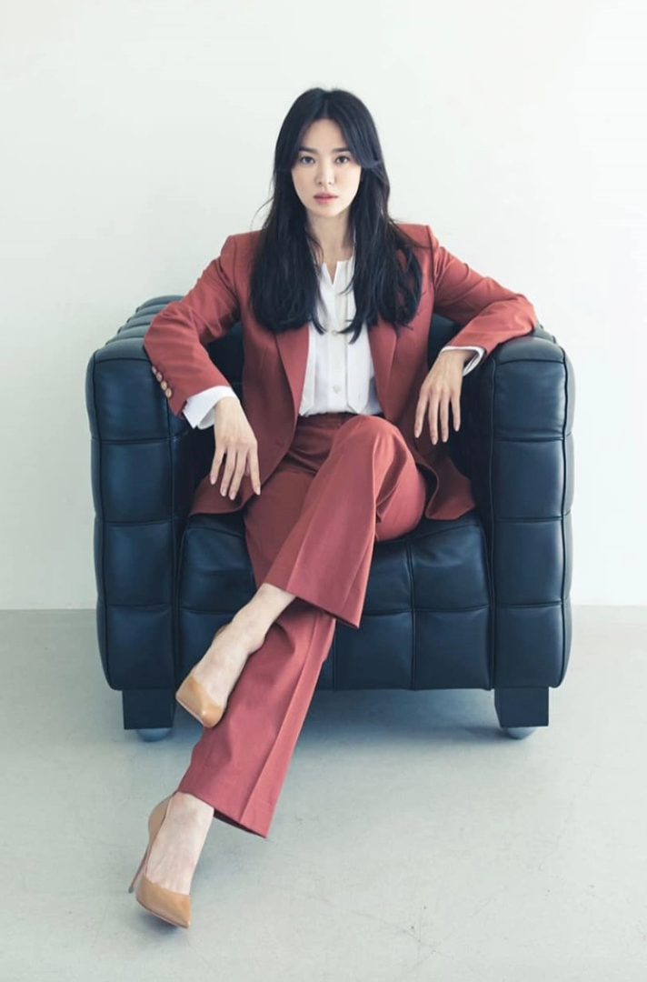 Lựa chọn tông màu với suit đóng vai trò rất quan trọng, màu sắc có thể tươi nhưng đừng quá rực rỡ. Màu đỏ trong bộ suit của Song Hye Kyo thể hiện một gu thẩm mỹ tinh tế, sắc độ của nó vừa có đỏ, cam và hồng nhưng được giảm bớt độ rực bằng undertone trầm ấm.