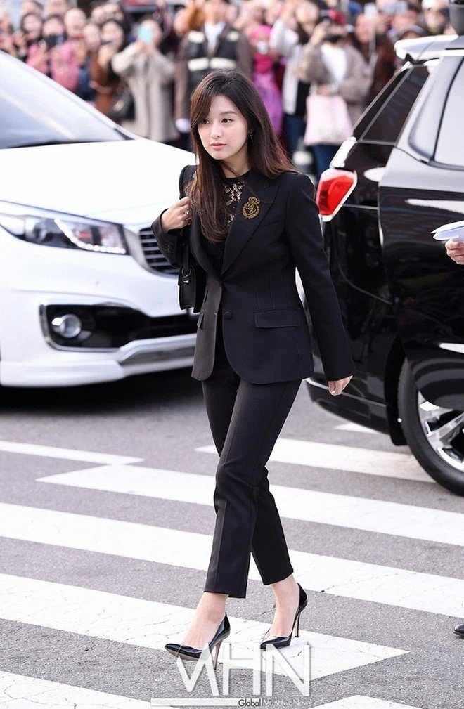 Kim Ji Won trong một bộ suit đen thanh lịch, tôn dáng. Để set đồ không quá nam tính, cô phối cùng áo ren và giày cao gót.