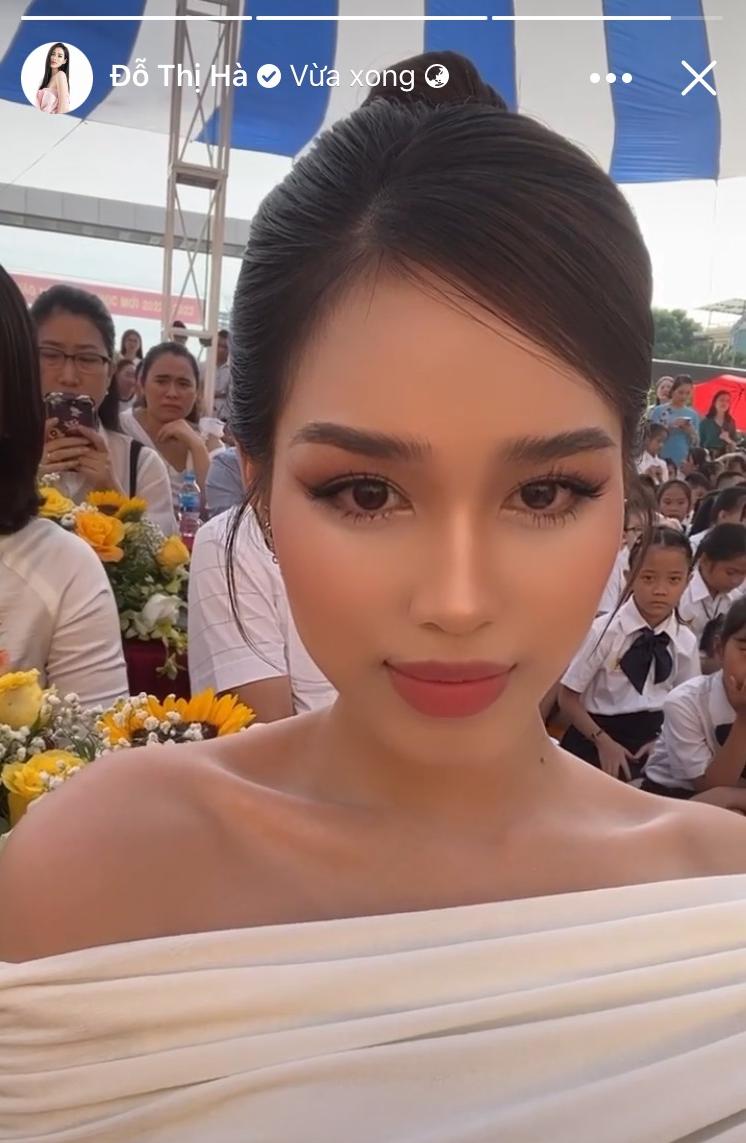 Hoa hậu Đỗ Thị Hà rạng rỡ tham dự ngày hội khai trường.