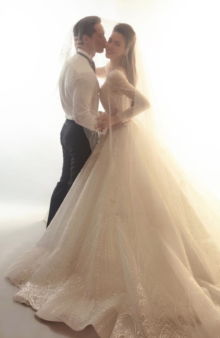 Váy cưới được Hồ Ngọc Hà lựa chọn để chụp ảnh cùng Kim Lý có kiểu dáng lộng lẫy, chi tiết thêu đính đá cầu kỳ mà tinh tế.
