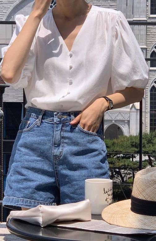 Kết hợp áo tay bồng với áo blouse trắng, @eune_y có ngay một outfit mùa hè đơn giản mà thu hút.
