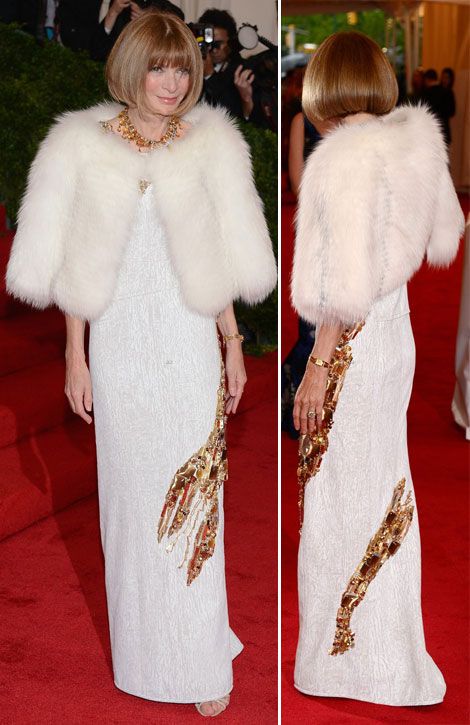 Tổng biên tập tờ Vogue Mỹ - Anna Wintour từng diện chiếc váy tôm hùm của Miuccia Prada tại Met Gala 2013. Chiếc váy được đính kết hoàn toàn bằng tay, tốn hơn 250 giờ thực hiện. 