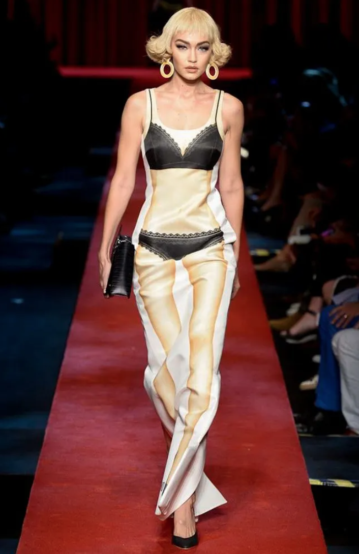 BST Moschino Spring 2017 cũng từng có thiết kế hình in cơ thể của phụ nữ mặc nội y, được người mẫu Gigi Hadid trình diễn.