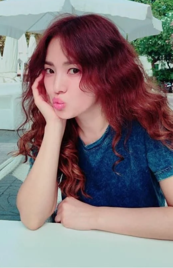 Chỉ một lần táo bạo với tóc đỏ hun già nua, Song Hye Kyo mới nhận ra kiểu tóc đơn giản mới thật sự là 'chân ái' của mình.