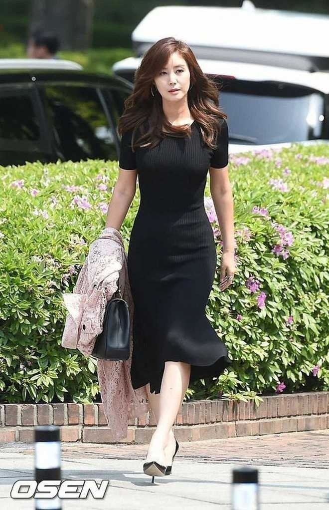 Nữ diễn viên Kim Sung Ryung đơn giản hết cỡ với váy đen trơn. Cô chỉ mang hờ áo khoác và túi xách.