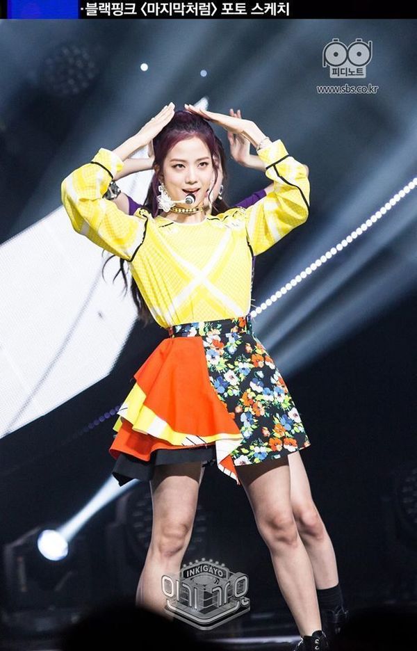 Một chiếc váy họa tiết rối rắm, màu sắc lòe loẹt mà stylist chuẩn bị cho Jisoo khi biểu diễn trên sân khấu