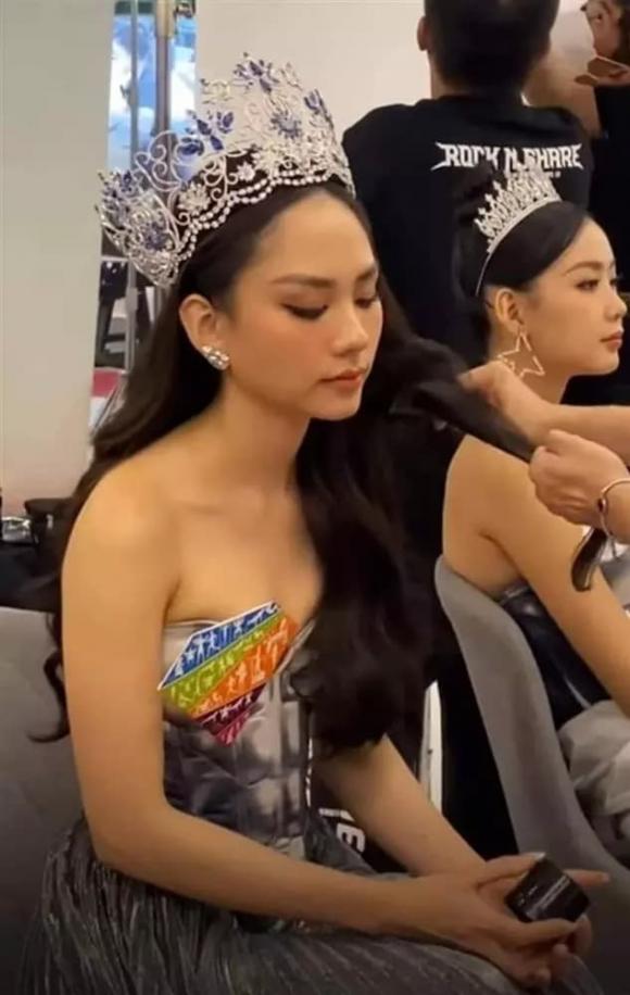 Tân Hoa hậu Miss World Vietnam 2022 để lộ vòng một gần như bằng phẳng, kém gợi cảm.