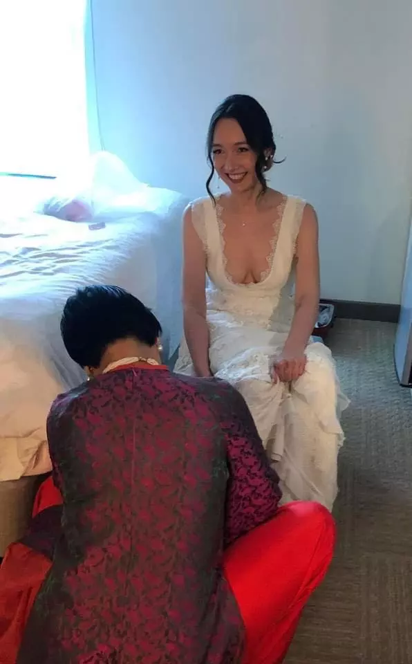 Trong đám cưới của Anna Trương, dân tình cũng chú ý và thích thú trước khoảnh khắc Mỹ Linh tự mình đeo khuyên tai và đeo giày cho con gái riêng của chồng. 