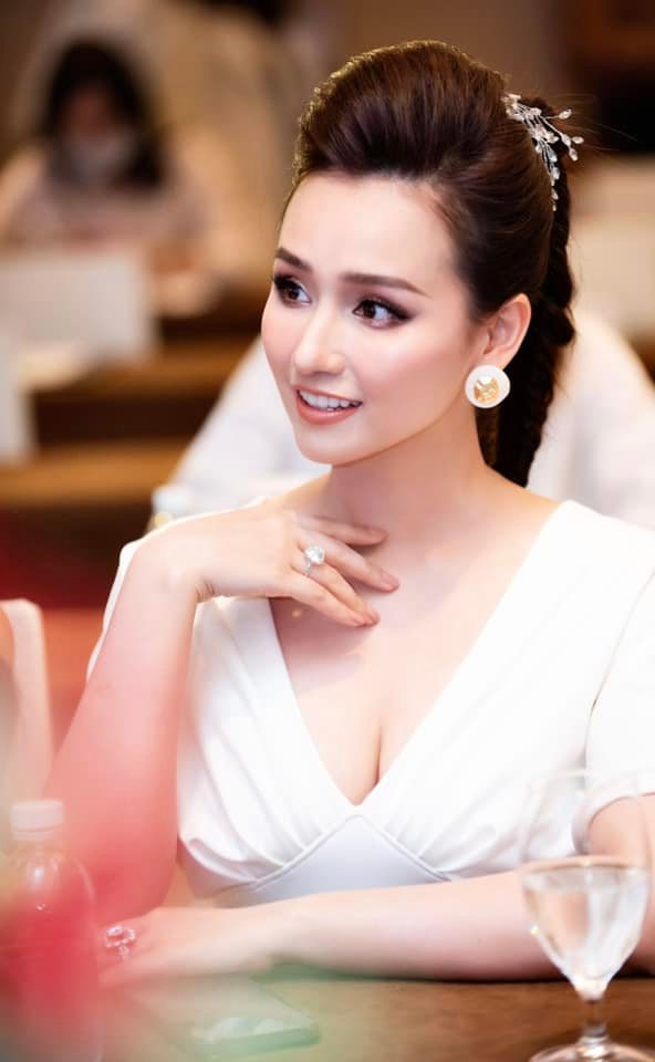 Lã Thanh Huyền khoe bộ sưu tập kim cương 100 tỷ, xứng danh diễn viên giàu nhất miền Bắc - Ảnh 1