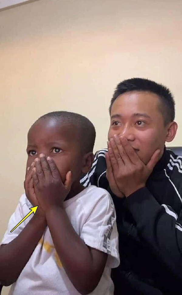 'Sad boy châu Phi' Lôi Con luôn đồng hành cùng Quang Linh Vlogs tại các video hay livestream TikTok.