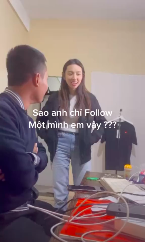 Quang Linh Vlogs đứng hình 5 giây khi Thùy Tiên hỏi 'Sao chỉ follow mình em?' - Ảnh 1