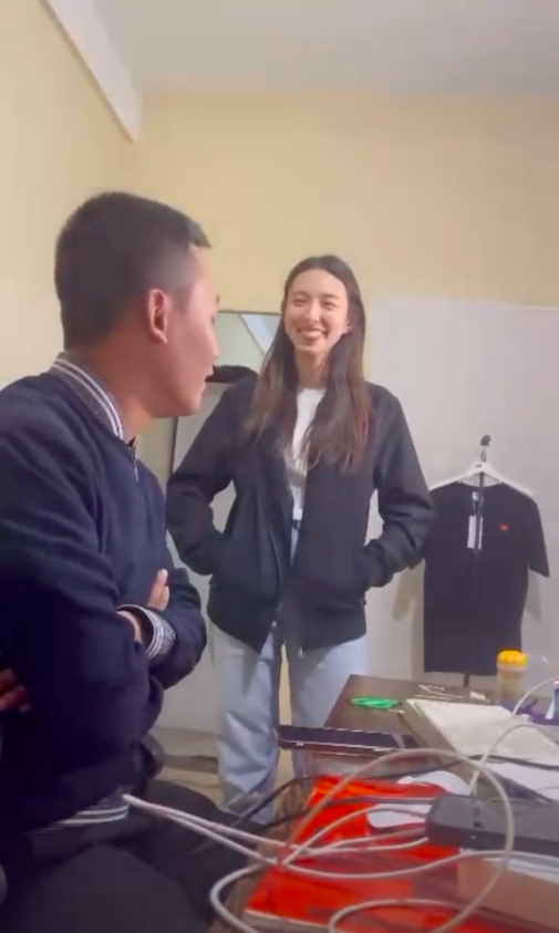 Quang Linh Vlogs ngượng ngùng khi bị Thùy Tiên hỏi thẳng: 'Sao chỉ follow mình em?'.