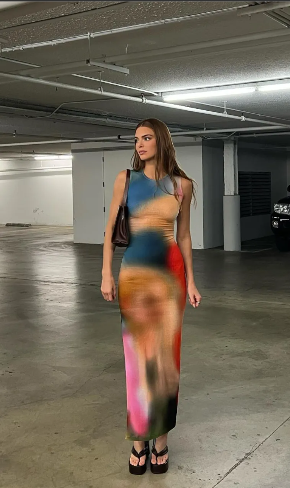 Chiếc váy Mesh màu loang góp phần tôn lên thân hình 'triệu đô' của siêu mẫu.