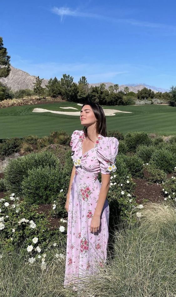 Vốn là người đẹp gợi cảm nên hiếm khi thấy Kendall Jenner điệu đà khi khoác lên mình chiếc váy màu hồng nhạt tay bồng kèm hoạ tiết hoa nhí đậm chất tiểu thư.
