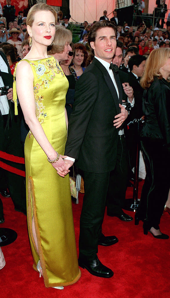 Khi Nicole Kidman và Tom Cruise ly hôn, chẳng biết chê anh điểm gì, chị mang chiều cao của anh ra nhạo báng, rằng: 'Thật tuyệt vời là từ nay tôi lại có thể xỏ chân vào giày cao gót'. 