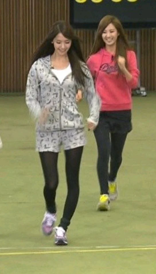 Đôi chân vòng kiềng của Yoona càng thêm lộ rõ khi cô nàng phải giữ cân và duy trì vóc dáng mảnh mai.