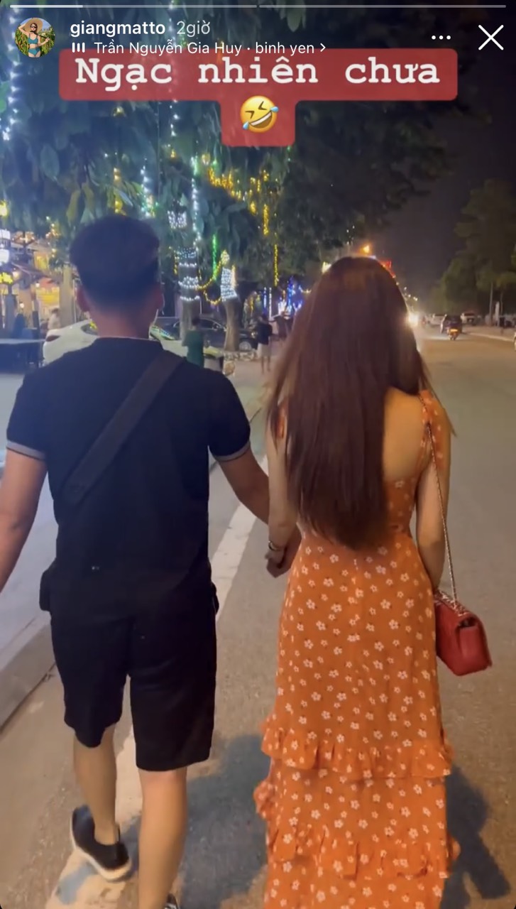 Hương Giang đăng clip tình tứ nắm tay trai lạ dạo phố.