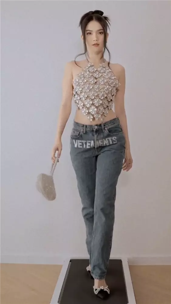 Ngọc Trinh đăng tải đoạn clip khoe cận cảnh những màn phối đồ tâm huyết của mình khi biến hình với 7 set denim gồm quần jeans mix&match với các loại áo khác nhau