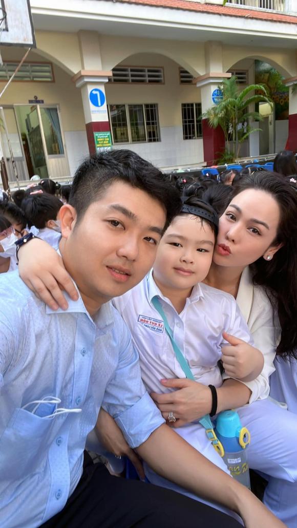 Nữ diễn viên 'Tiếng Sét Trong Mưa' còn tiết lộ sắp tới, cô và chồng cũ còn cùng con trai đi du lịch.