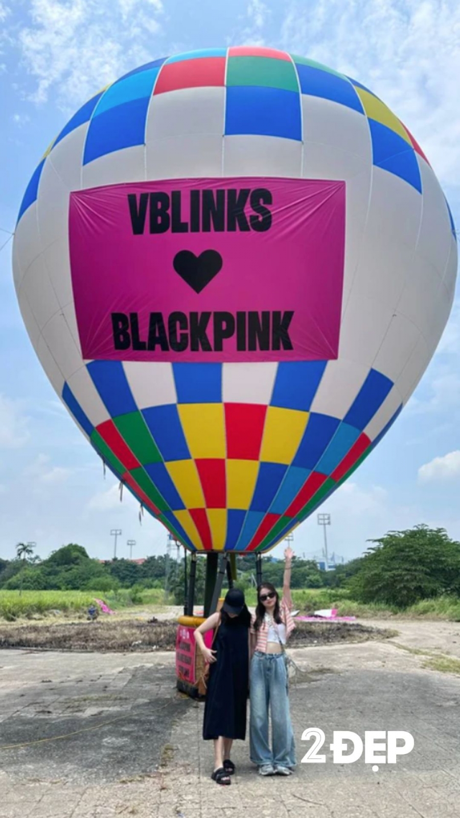 Khu vực khinh khí cầu được fan BLACKPINK thuê thu hút nhiều khán giả đến check-in.