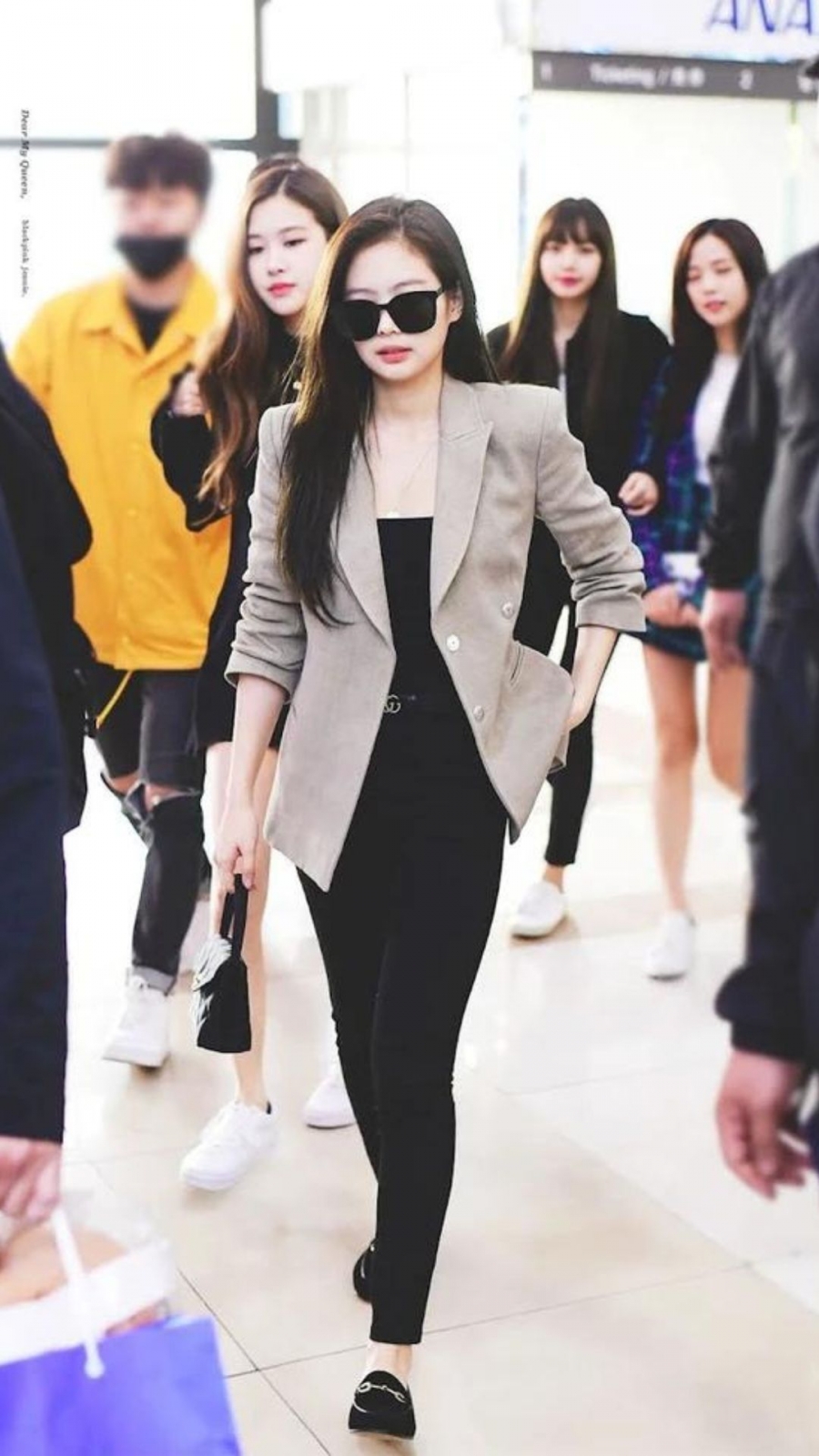 Năm 2018, Jennie được bổ nhiệm là đại sứ toàn cầu của Chanel. Đây cũng là lúc cô chú ý đến cách ăn mặc hơn, chỉn chu khi ra sân bay.