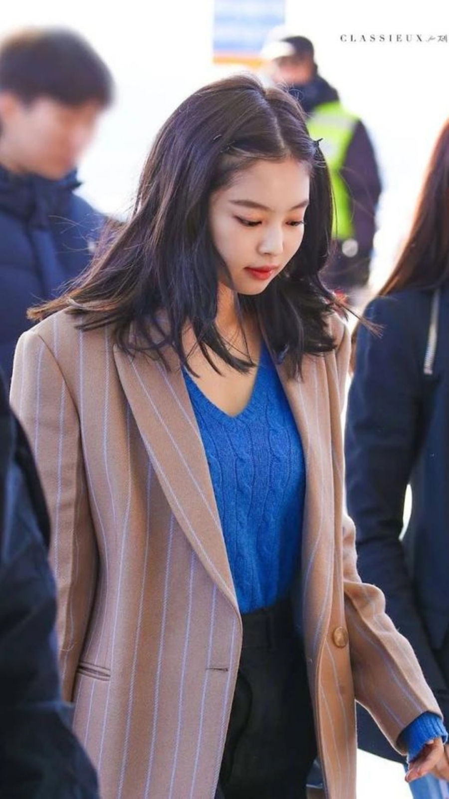 Theo Koreaboo, năm 2020, phong cách đặc trưng mới của Jennie hình thành. Cô vẫn diện nhiều đồ hàng hiệu xa xỉ nhưng tiết chế, phù hợp xu hướng 'sang trọng thầm lặng' của giới siêu giàu.
