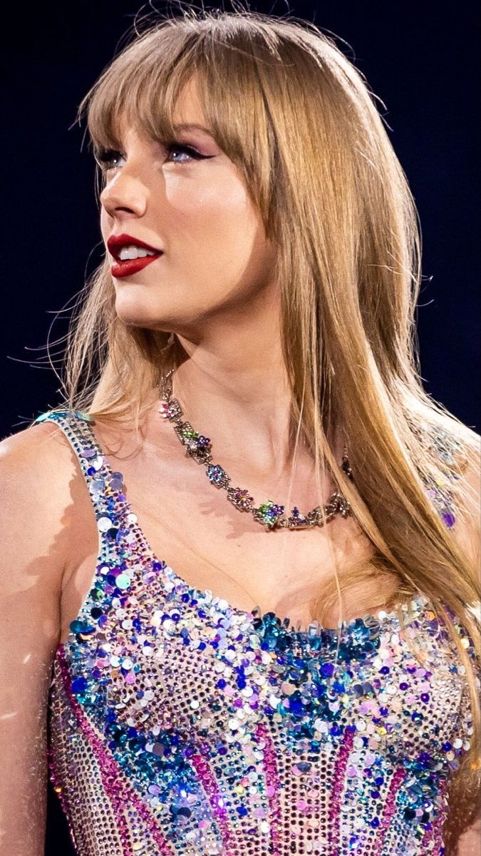 Để trông không 'lạc quẻ', Taylor Swift luôn chọn màu phấn mắt phù hợp với màu trang phục