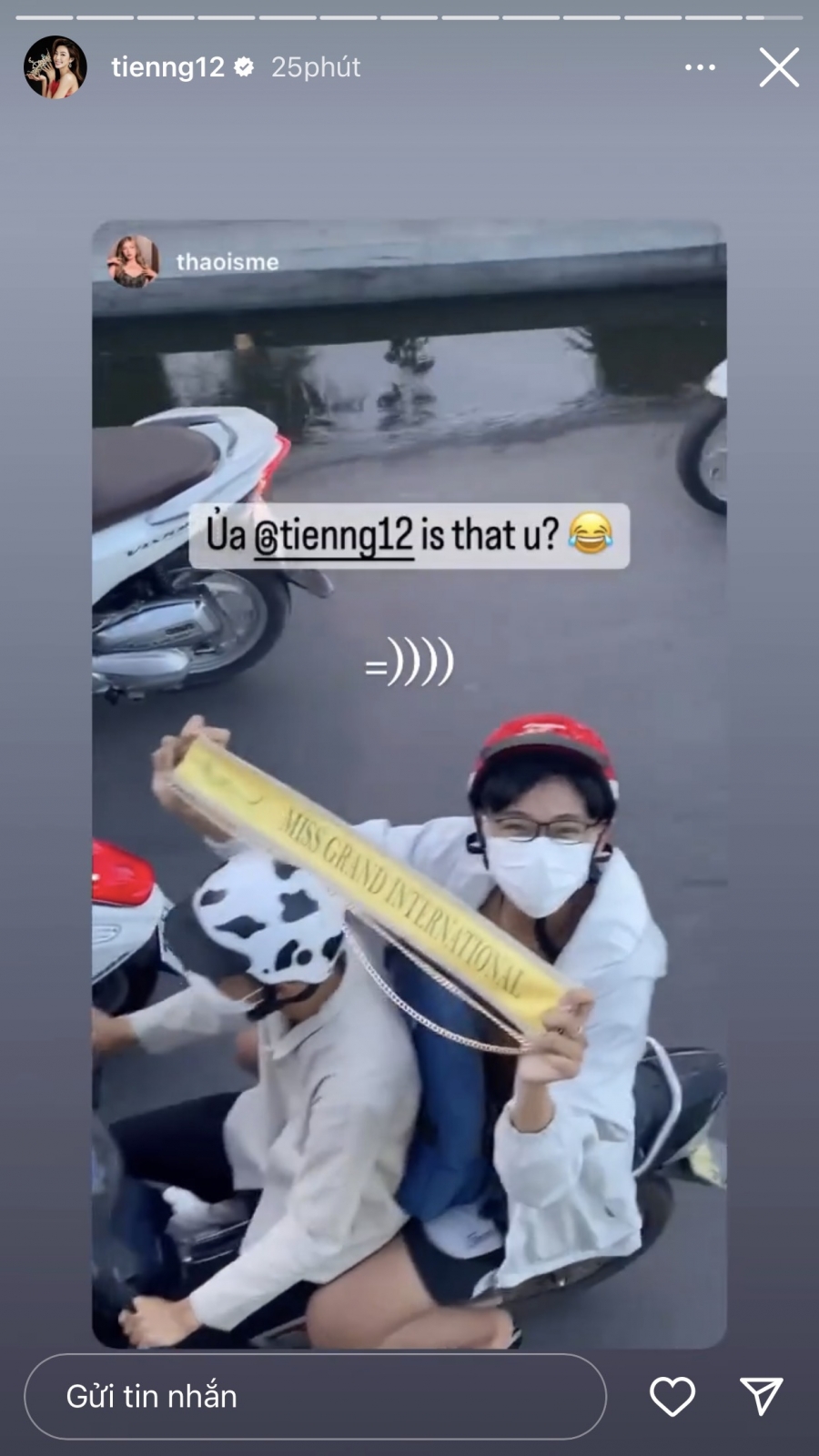 Hoa hậu Thùy Tiên đi dạo xe máy với sash Miss Grand International trước thềm kết thúc nhiệm kì? - Ảnh 1