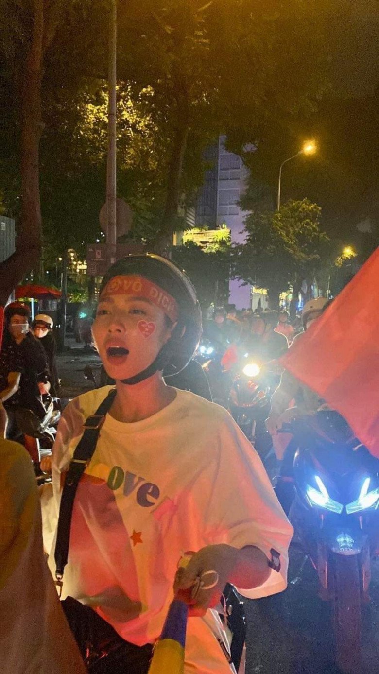 Hoa hậu Thùy Tiên tơi tả sau đêm “đi bão” mừng Việt Nam vô địch - Ảnh 3