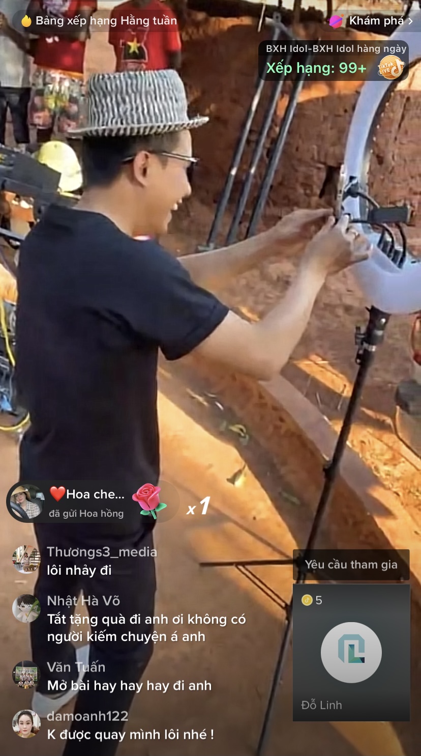 Quang Linh Vlogs còn đầu tư đầy đủ 'đồ nghề' để livestream ở bản.