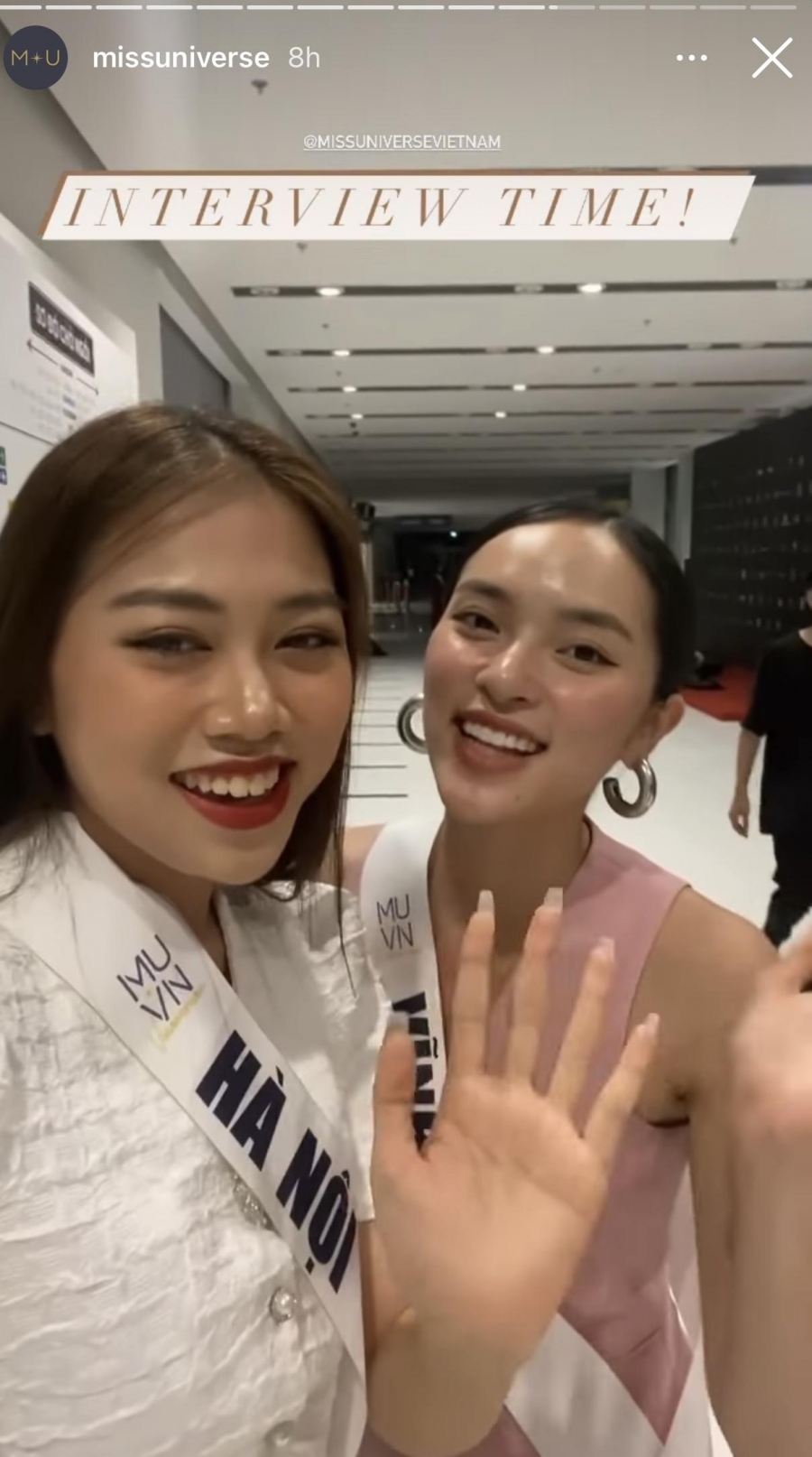 Miss Universe cũng chia sẻ thêm khoảnh khắc 2 thí sinh Phạm Diệu Linh (SBD 208) và Nguyễn Anh Khuê (SBD 200) khoe màn giao lưu tiếng Anh đầy tự tin và hào hứng trước khi bước vào phần thi của mình.