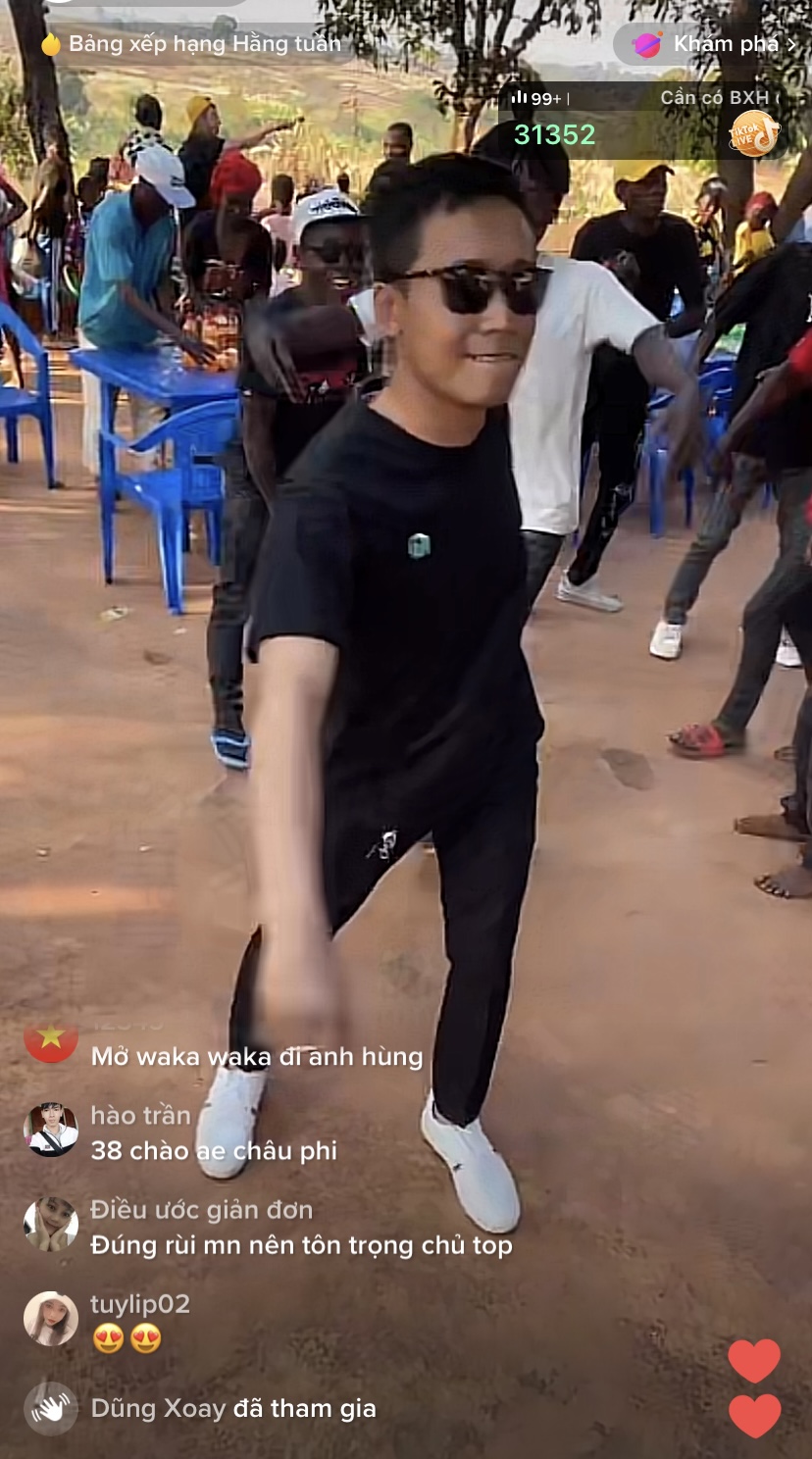 Quang Linh Vlogs và điệu nhảy xương khớp của mình.