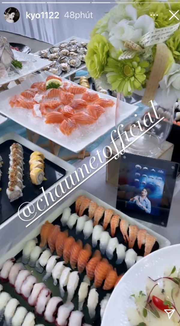 Hiếm khi đăng tải hình ảnh ăn uống nhưng mỹ nhân họ Song lại tỏ vẻ thích thú trước những mâm sashimi tại một sự kiện. Điều đó cho thấy cô rất thích ăn món ăn này.
