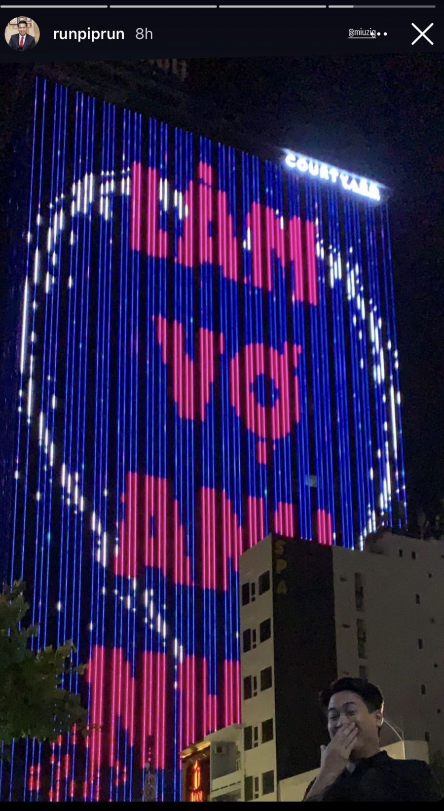 Phillip Nguyễn cầu hôn online với Linh Rin bằng màn hình LED cỡ lớn của tòa nhà cao ốc