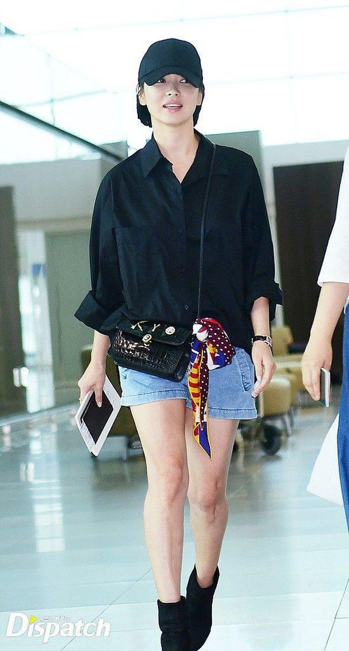 Song Hye Kyo sải bước ở sân bay trong set đồ giản dị gồm quần short jeans và áo sơ mi basic. Mỹ nhân sinh năm 1981 khéo léo sơ vin phần vạt áo trước để tăng thêm chiều dài cho đôi chân.