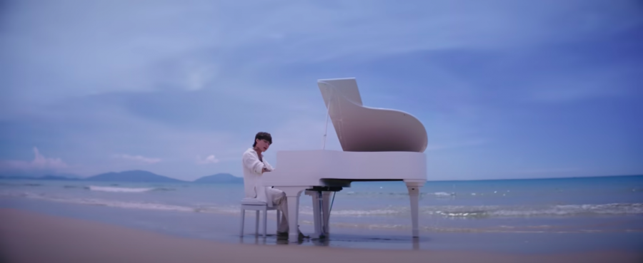 Xuyên suốt 3 phút 41 giây của MV mới là hình ảnh Sơn Tùng M-TP đánh đàn piano và hát trên bờ biển.