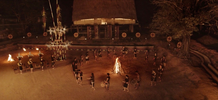 Màn múa cồng chiêng quanh đống lửa trong đêm mang đậm bản sắc Tây Nguyên được quay tại Kon Tum.