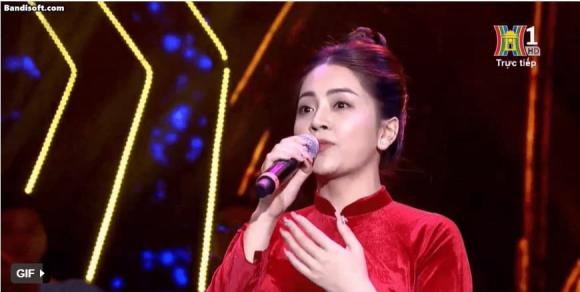 Ca sĩ Khánh Thy gây tranh cãi khi vừa hát vừa nhìn bàn tay trên sóng trực tiếp - Ảnh 7