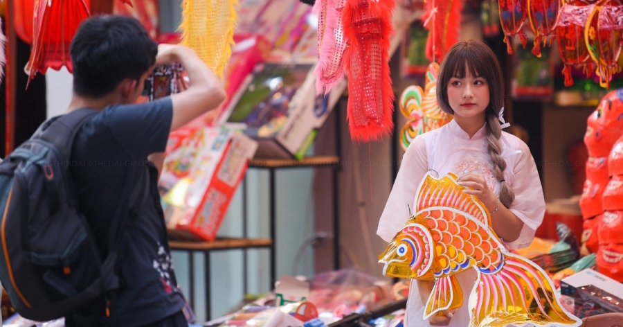 Giới trẻ 'sống ảo' với đồ chơi trung thu rực rỡ sắc màu trên phố Hàng Mã