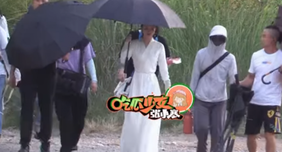 Triệu Lệ Dĩnh tự cầm ô ngoài phim trường