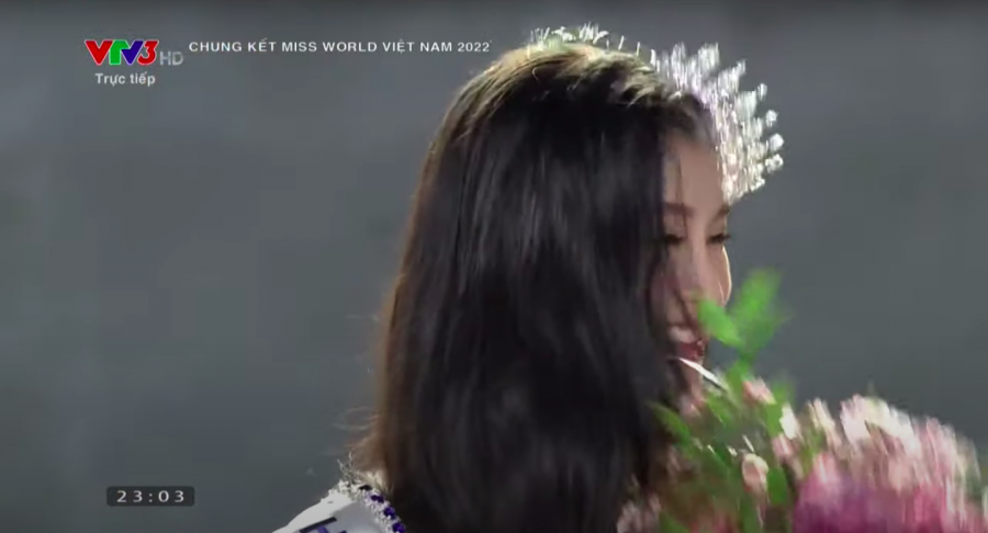 Đỗ Thị Hà 'giải oan' cho dàn thí sinh Miss World 'đầu bù tóc rối' trên sân khấu - Ảnh 3