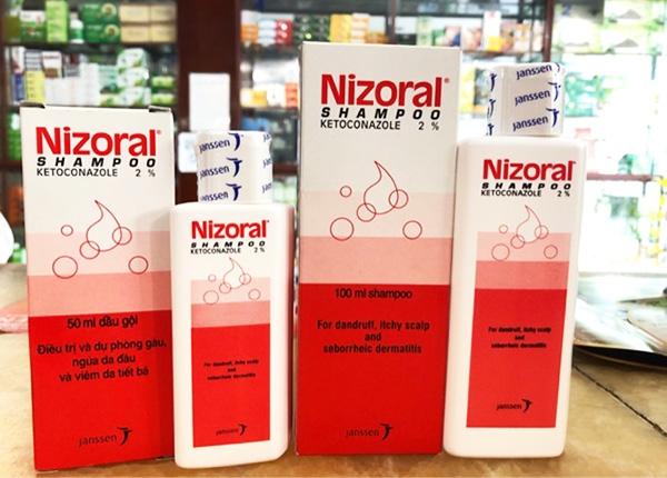 Thành phần chính của dầu gội trị gàu Nizoral là Ketoconazole giúp ngăn ngừa gàu và bệnh lý da đầu.