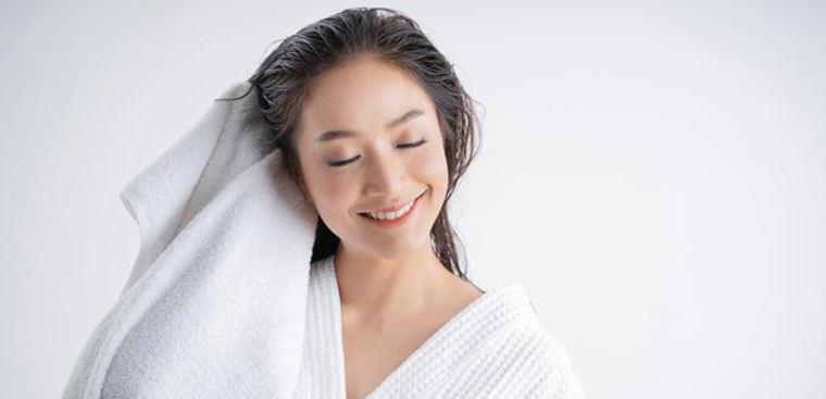 Lưu ý chỉ nên dùng khăn mềm thấm cho hết nước và để tóc khô tự nhiên, hạn chế dùng máy sấy tóc ở nhiệt độ cao.