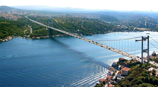 Cây cầu nổi tiếng ở eo biển Bosphorus