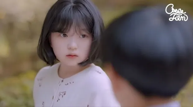Diện mạo tựa như trẻ con với gương mặt bầu bĩnh 'búng ra sữa' của Kim Yoon Hee.